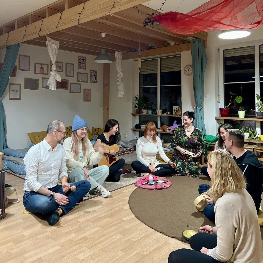 Mantry, Kirtan, Kruh mantier, spievanie